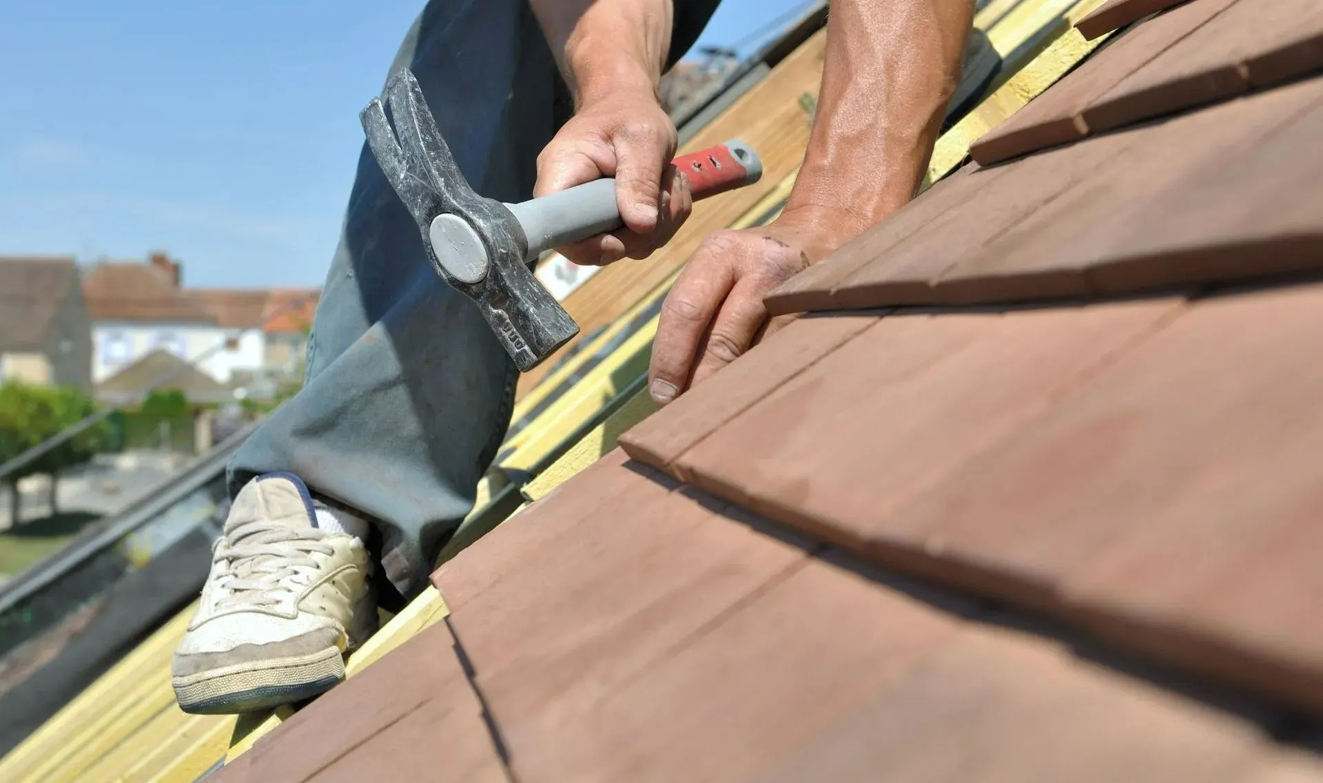 Artisan couvreur travaillant sur une toiture à Abrest